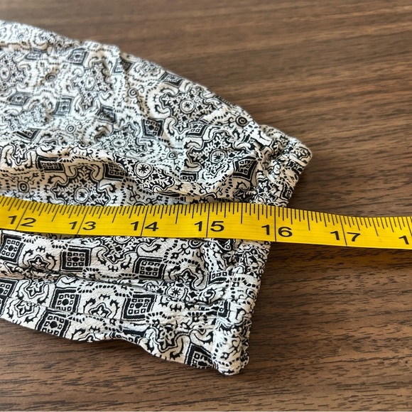 ❤️ GAP Black and White Patterned Blouse - Picture 9 of 10